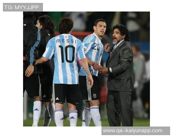 梅西课间专注踢球不理铃声老师提醒他马拉多纳独一无二